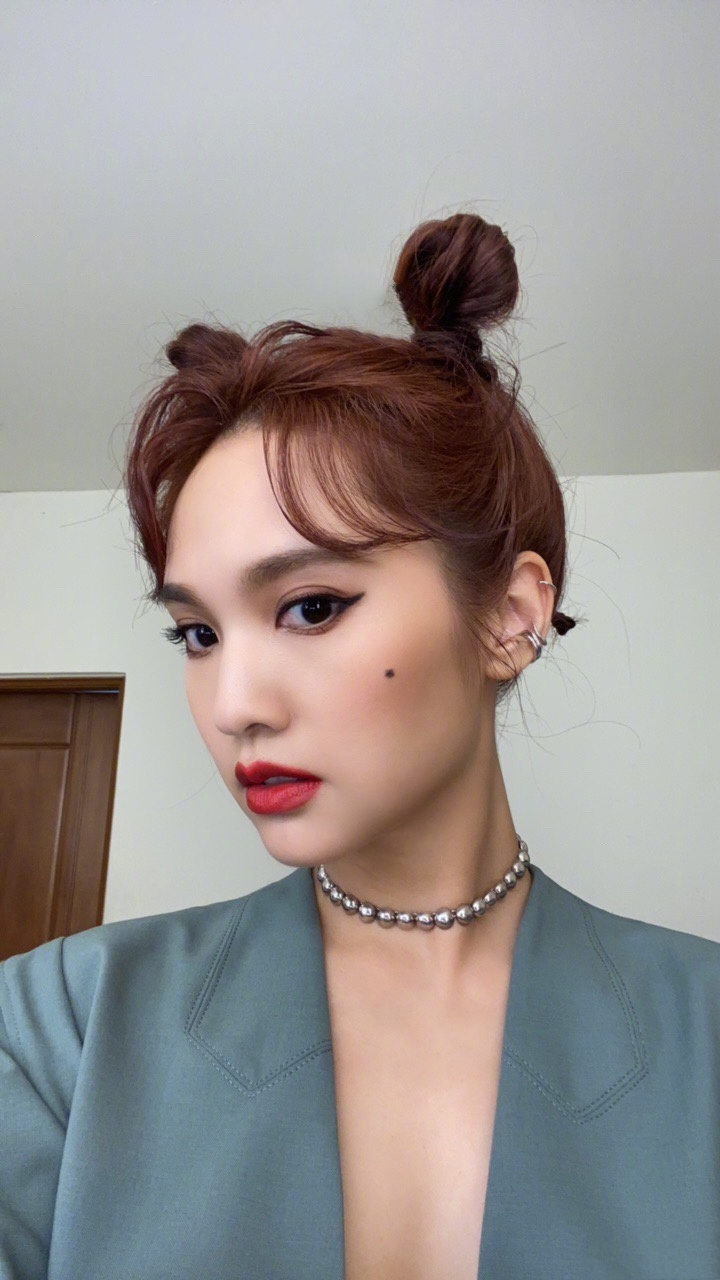 脸上有许多有痣的女生代表什么,脸上有痣的女孩子是不是不好看