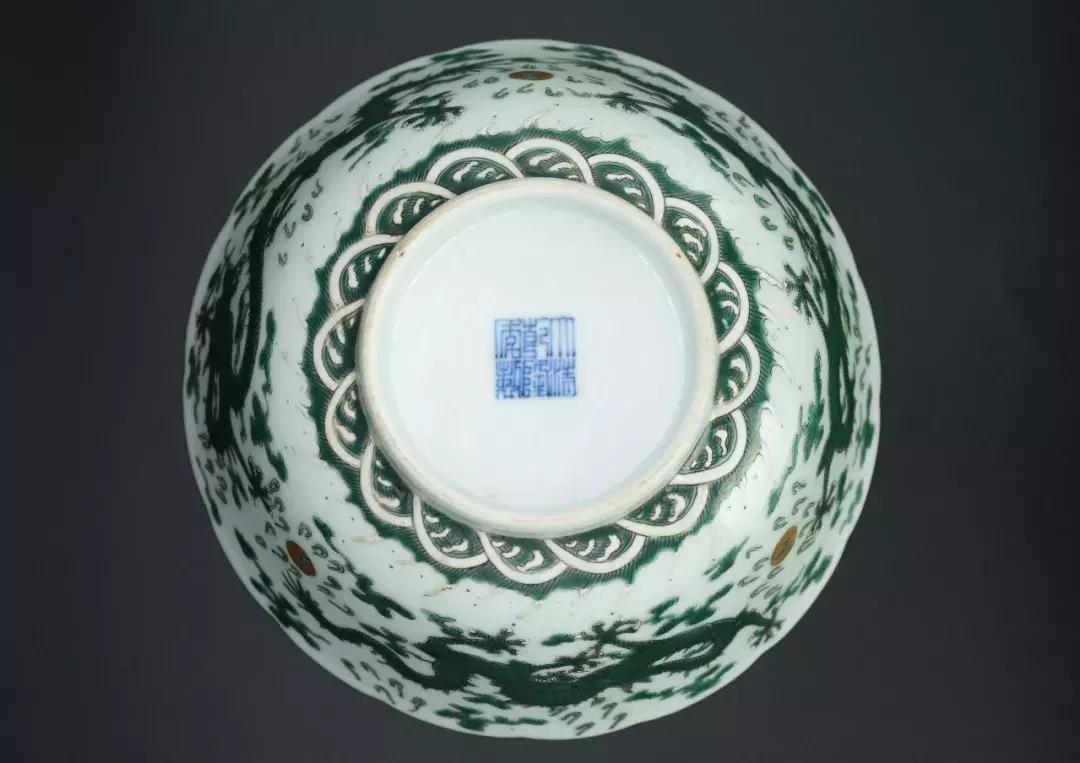 优画佳赏|素三彩:白地绿彩龙纹荷叶碗上玉娇龙
