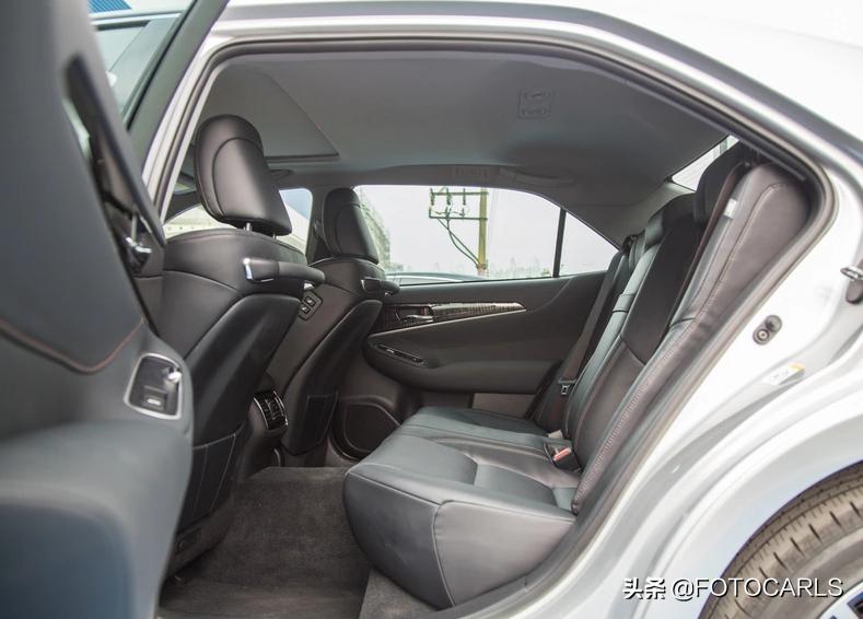 丰田皇冠2.5升四驱豪华版价格,丰田皇冠2024款最新款银色