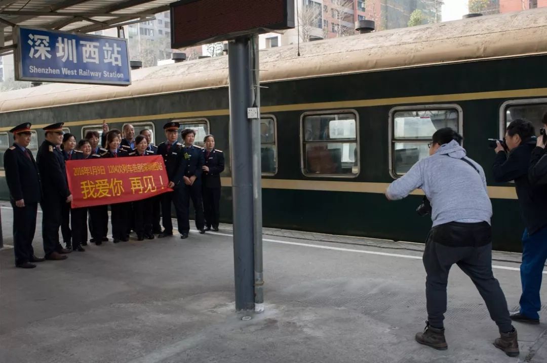 孩子坐绿皮火车看人世百态,绿皮火车才能反映生活百态