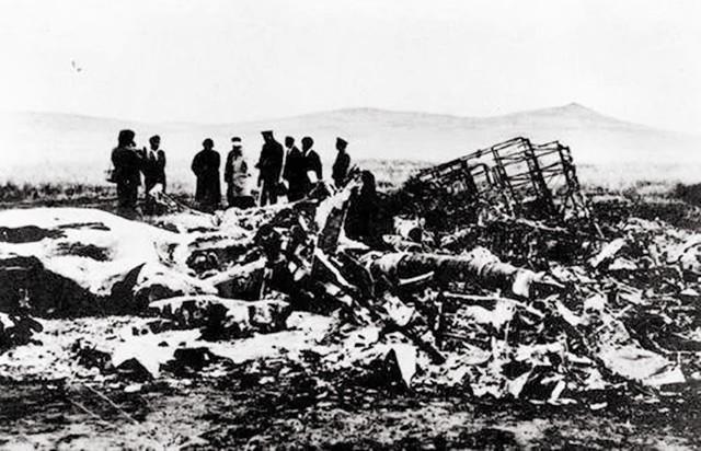 记者故意刁难周总理:为何要用美产钢笔?他的回答让记者羞愧