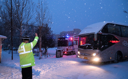 冰城公安用行动在哈东站筑起一道疫情防控安全防线