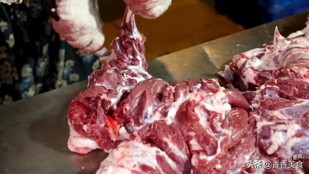 人山人海来吃肉,大哥小弟都说香
