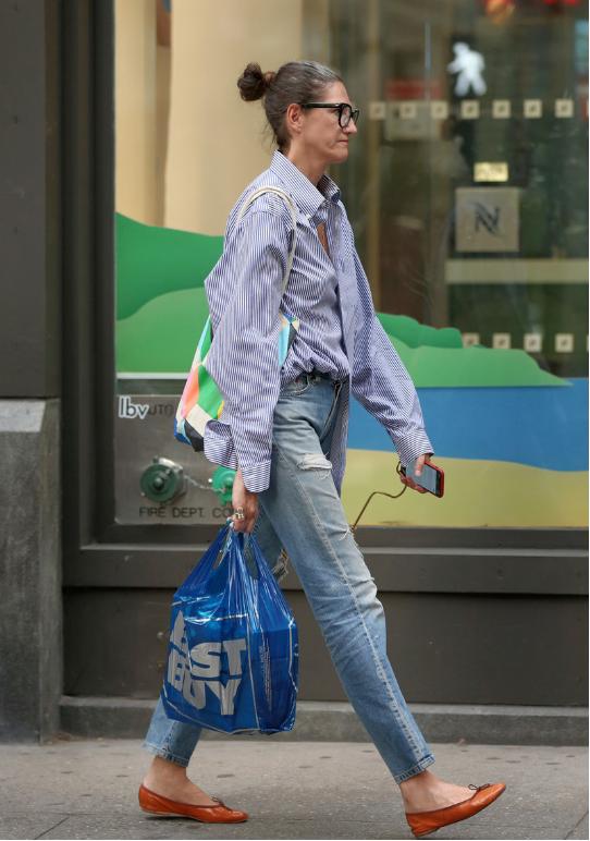 现在的斜挎帆布包还流行吗,还在背水桶包吗