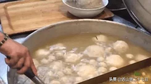 90后小哥卖这“豪华丸子”，一碗就放一个，食客切开后乐坏了