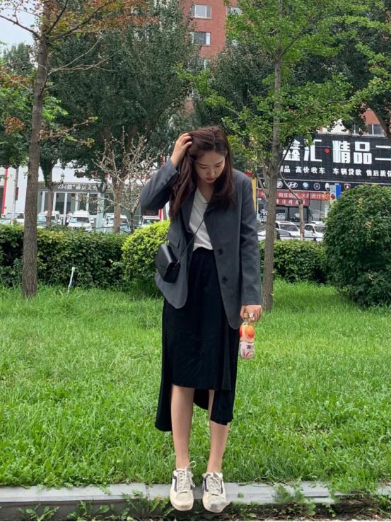 大码显瘦春季长款风衣搭配,时尚长款风衣搭新款牛仔裤