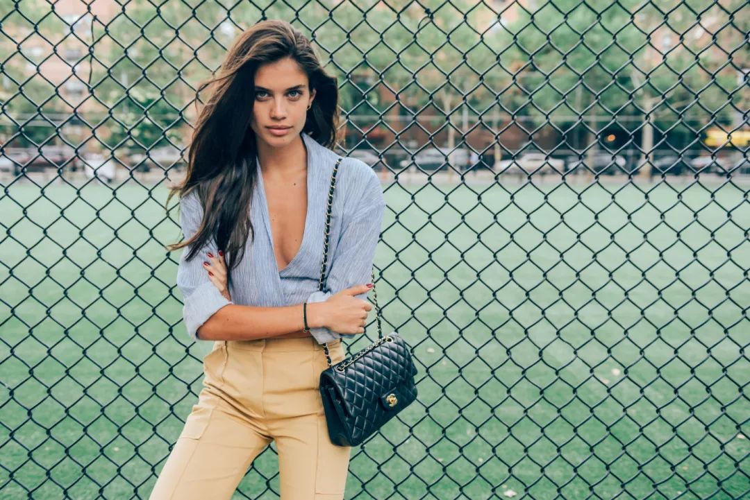 刘雯身穿chanel2018,刘雯香奈儿同款包