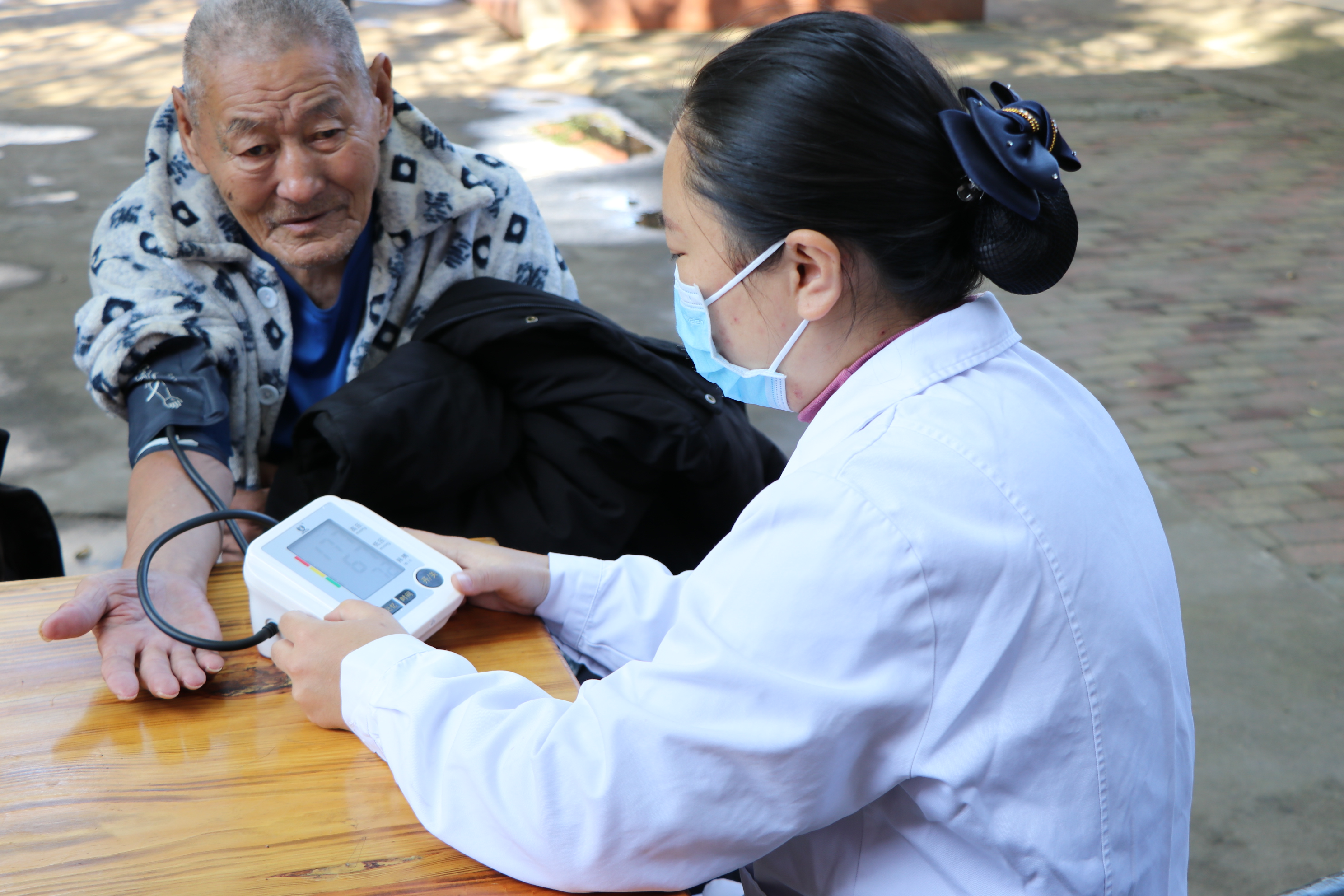 爱老敬老情暖重阳的爱心活动,九九重阳节浓浓敬老情活动记录