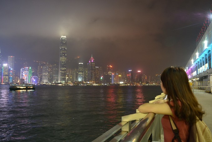 世界将我包围下一句,世界将我包围演唱