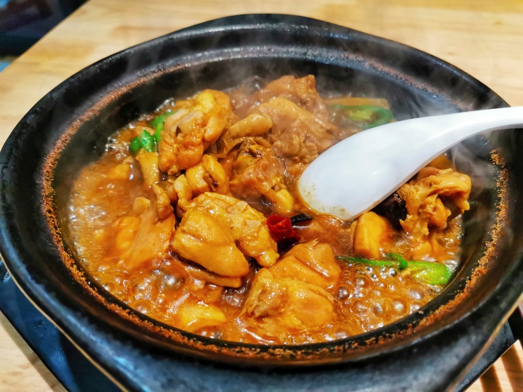 济南的黄焖鸡为什么那么好吃,黄焖鸡米饭起源于济南哪里