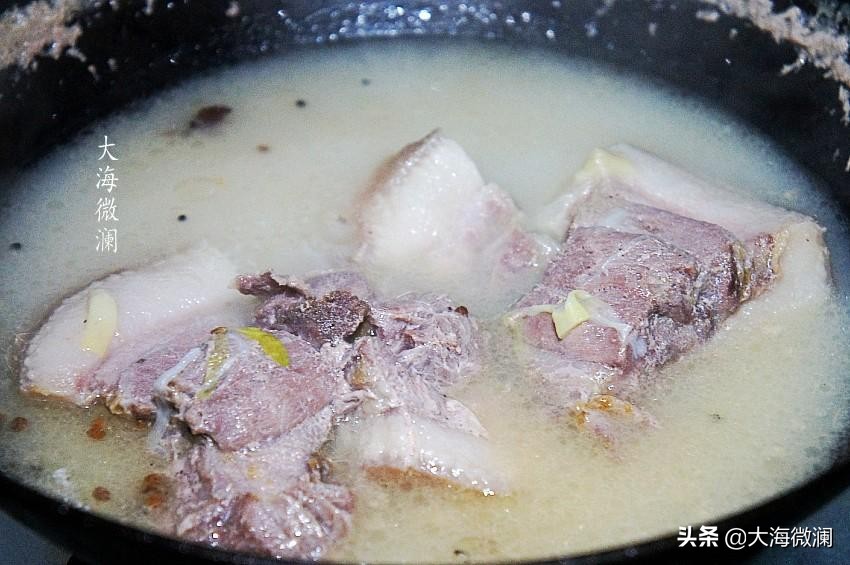 东北的杀猪菜竟然这么下饭,东北杀猪菜蘸的蒜泥怎么做