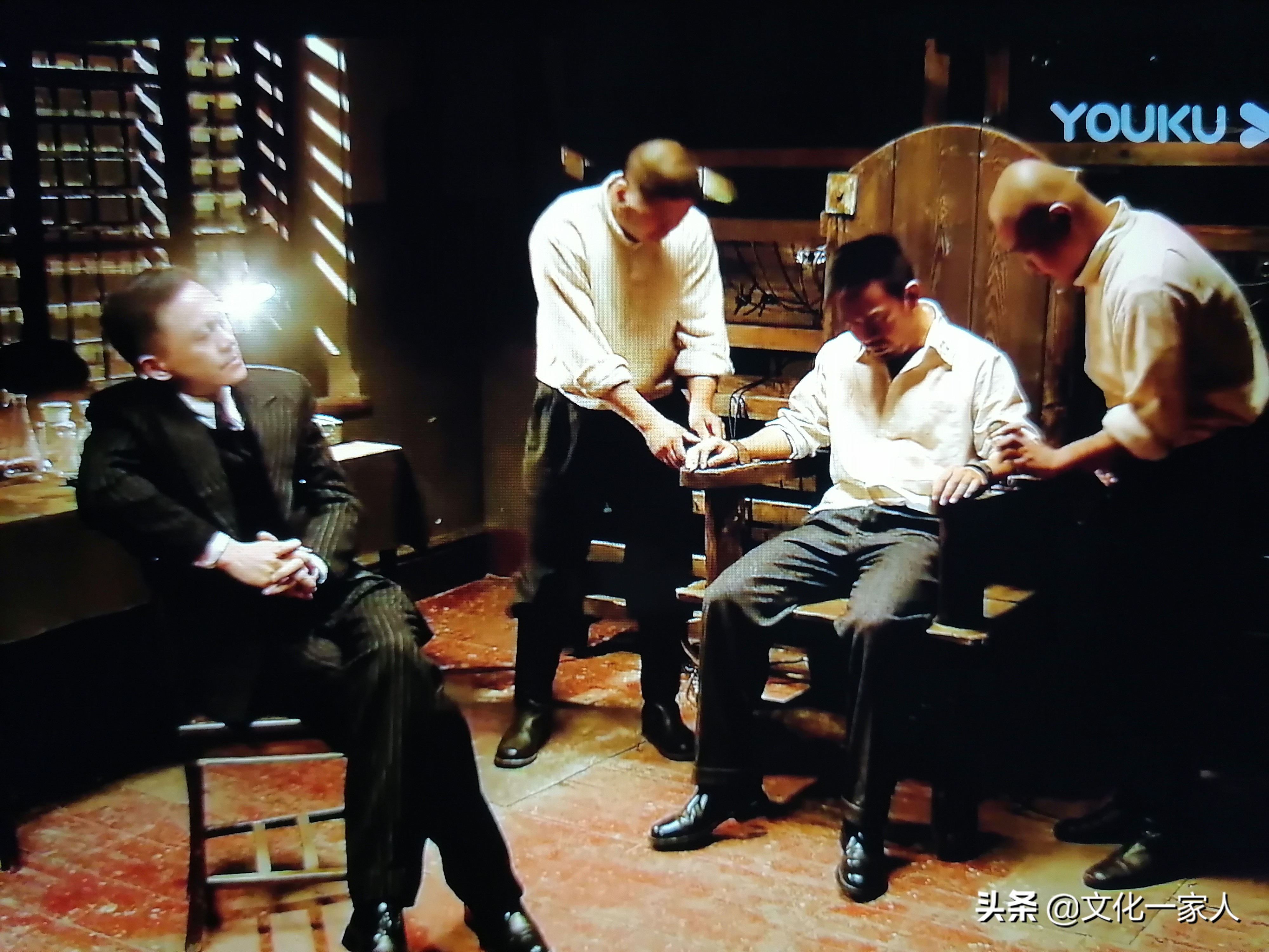 《悬崖》：一场敌中有我，我中有敌，斗智斗勇命悬一线的生死较量