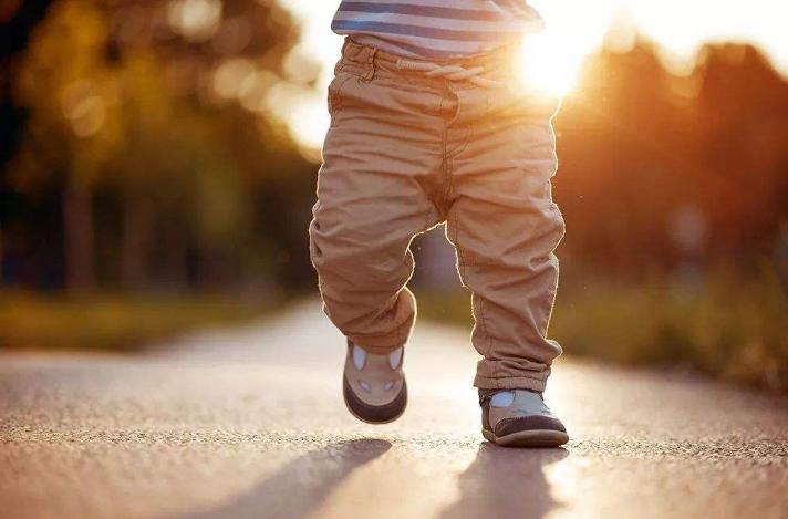 什么时候开始让宝宝光脚,宝宝光脚会有什么坏处