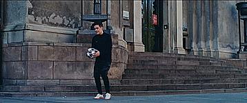 四年级小孩零基础怎么学足球颠球,足球颠球小技巧三年级