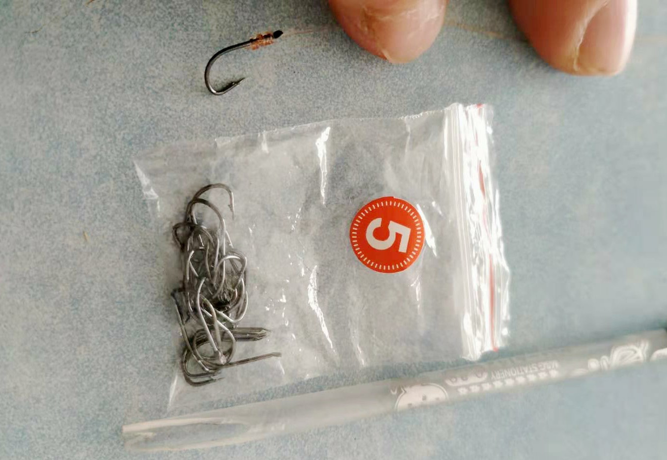 用笔芯做系钩器,怎么用圆珠笔自制绑钩神器