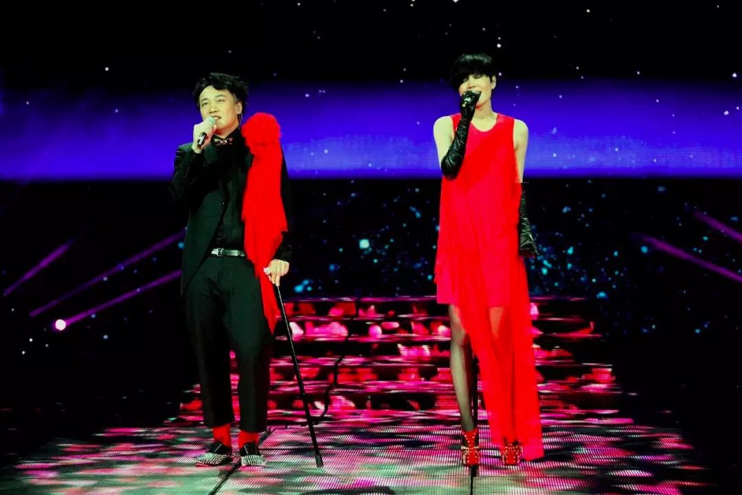 春晚时尚图鉴：热巴杨幂的红裙、王菲刷碗手套和董卿李思思的口红