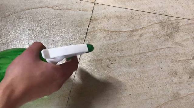 洁厕灵去除马桶内部的尿垢的方法,马桶底部黄渍顽固用洁厕灵洗不掉