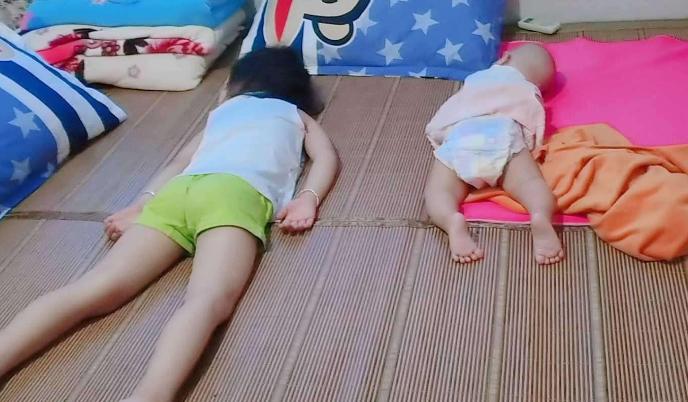 宝宝半夜满床打滚怎么回事,宝宝晚上睡觉满床打滚是怎么回事