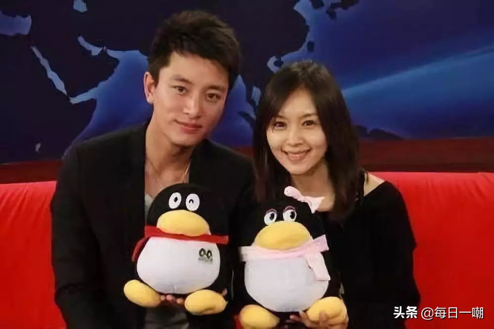 王子文高铁脚踩小桌,王子文道歉脚踩高铁桌板