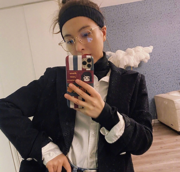 吴昕真的是越来越懂打扮了,吴昕晒新照服装红黑配