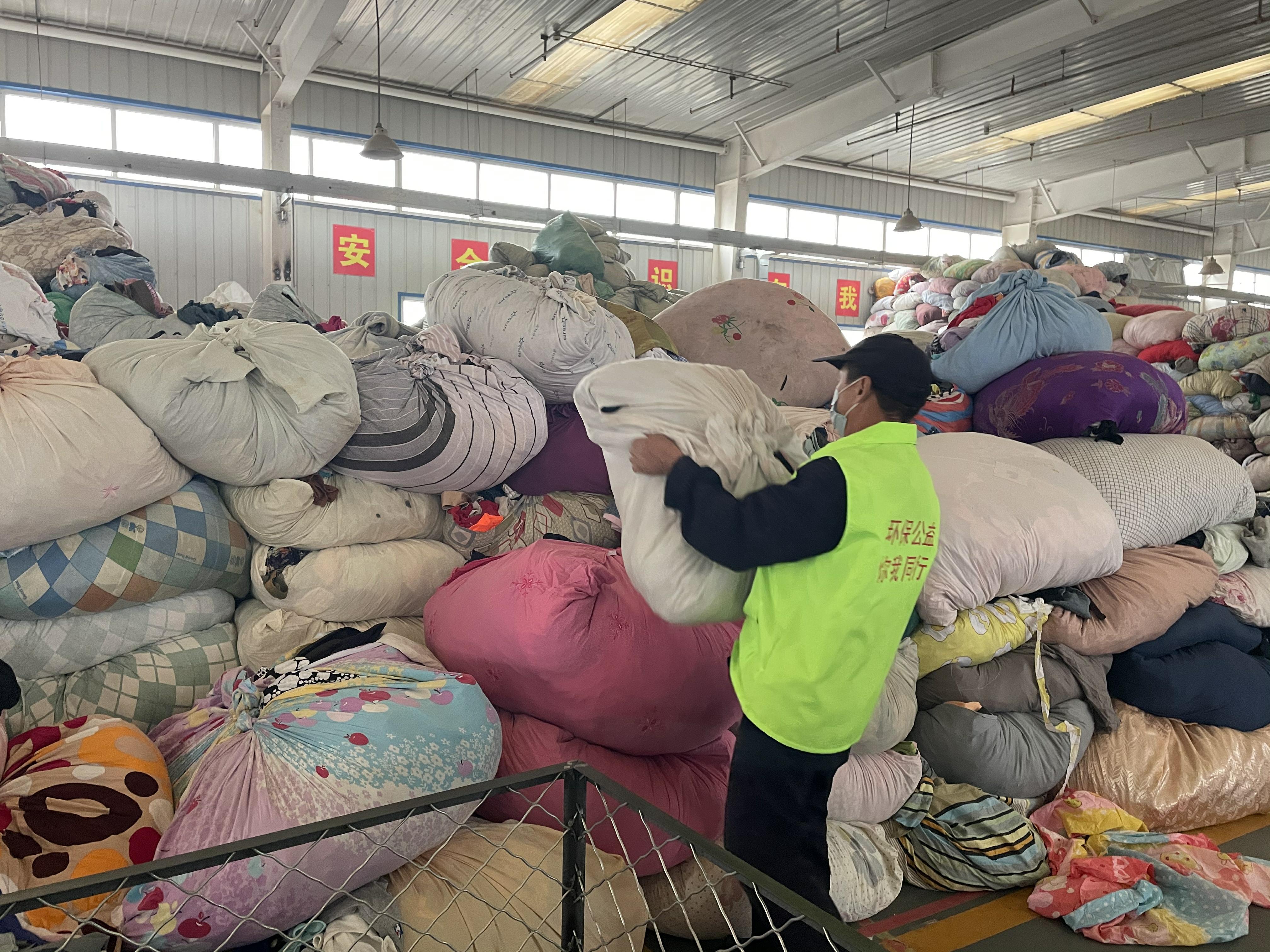 石家庄4000平米仓库里堆满了二手衣物：旧衣成吨出口非洲，在二手市场仅售几元
