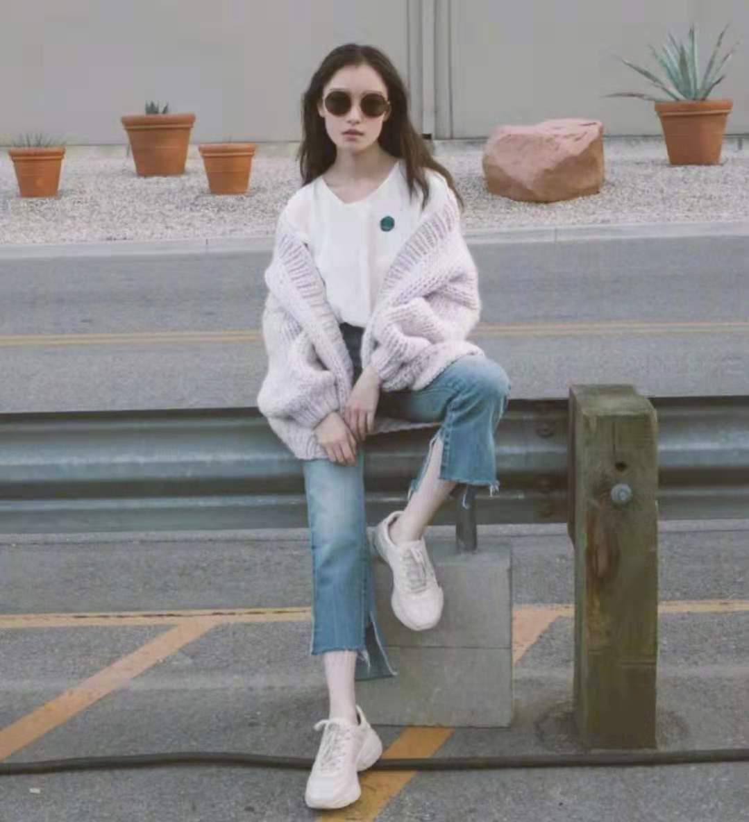 上宽下窄短外套搭配,今春正火的一种穿法叫短外套