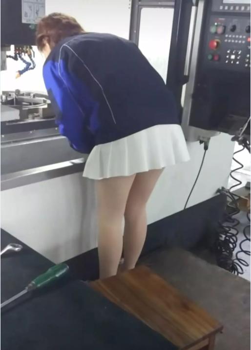 厂花为何爱上UG编程哥？原因既然是使用UG编程灵活控制层！震撼~