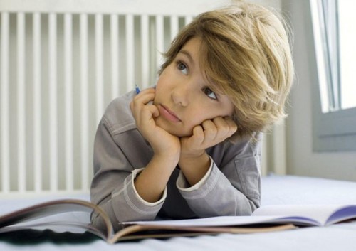 小孩好动上课坐不住吃什么好,小孩好动上课坐不住是不是多动症