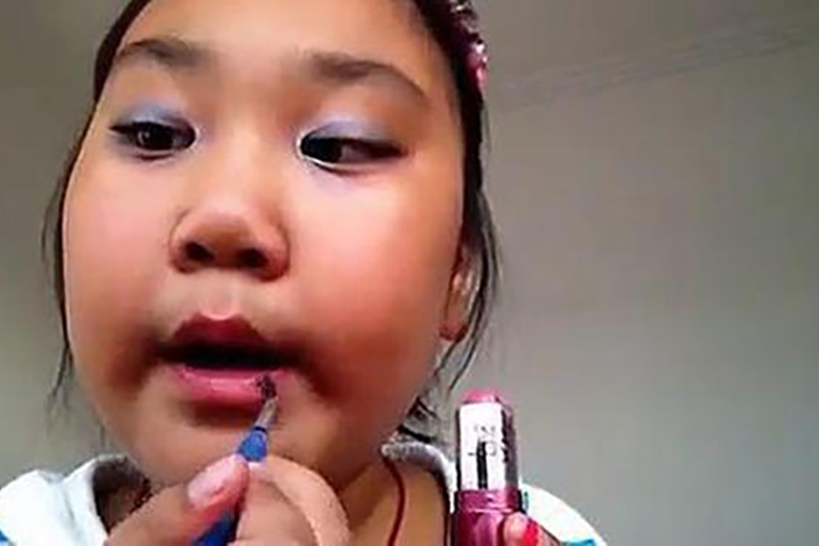 4岁宝宝偷用妈妈化妆品,小孩偷用妈妈的化妆品