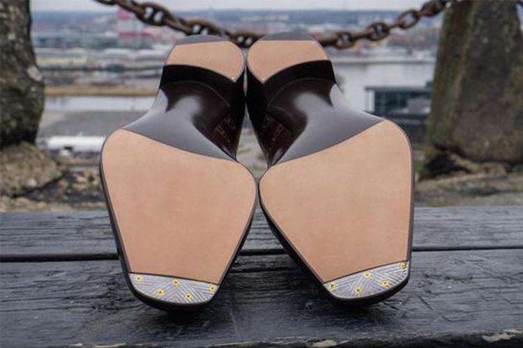 皮鞋褶皱处开裂怎么修复,皮鞋有褶皱教你一招立马焕然一新