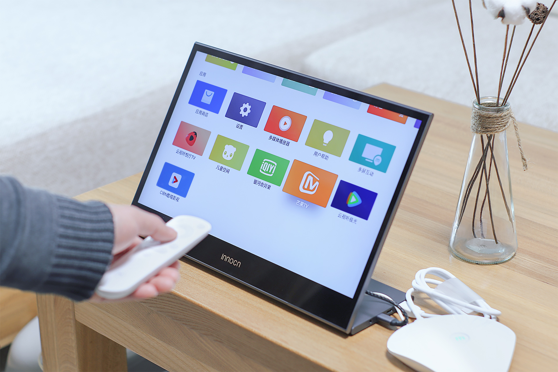 innocn44寸显示器游戏体验,innocn显示器便携