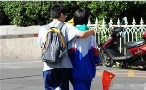 13岁女生脖子被种“草莓”，妈妈再三追问，女儿的回答让妈妈痛哭