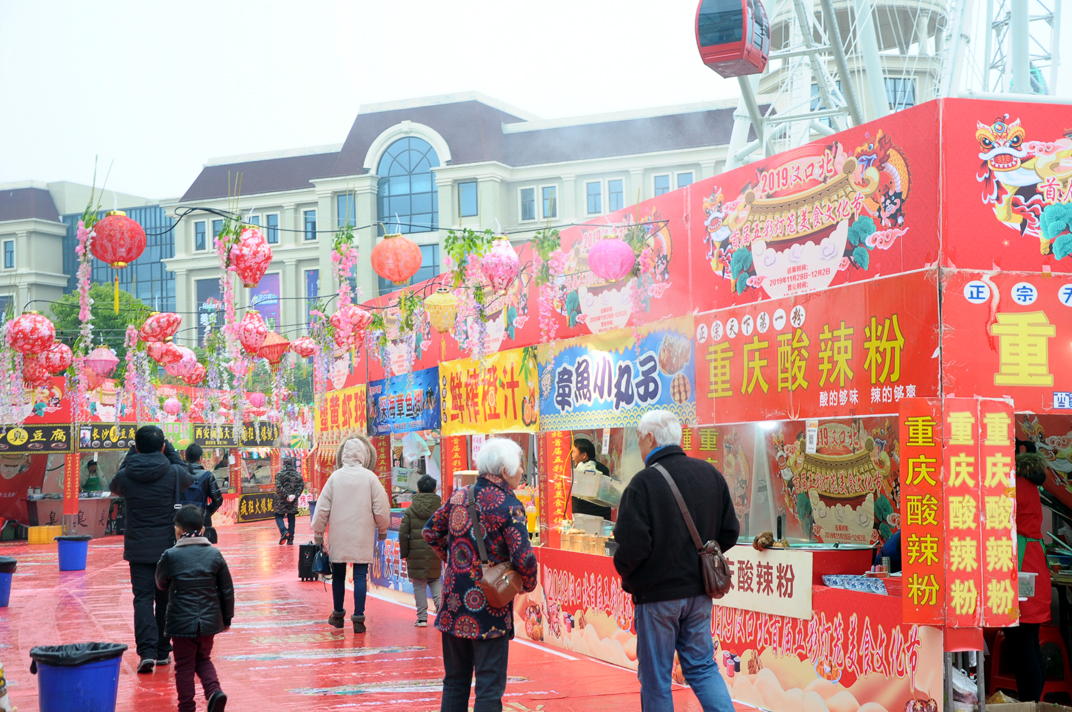 大批武汉市民汉口北体验万种品牌团购，抢特惠品牌服装、品美食