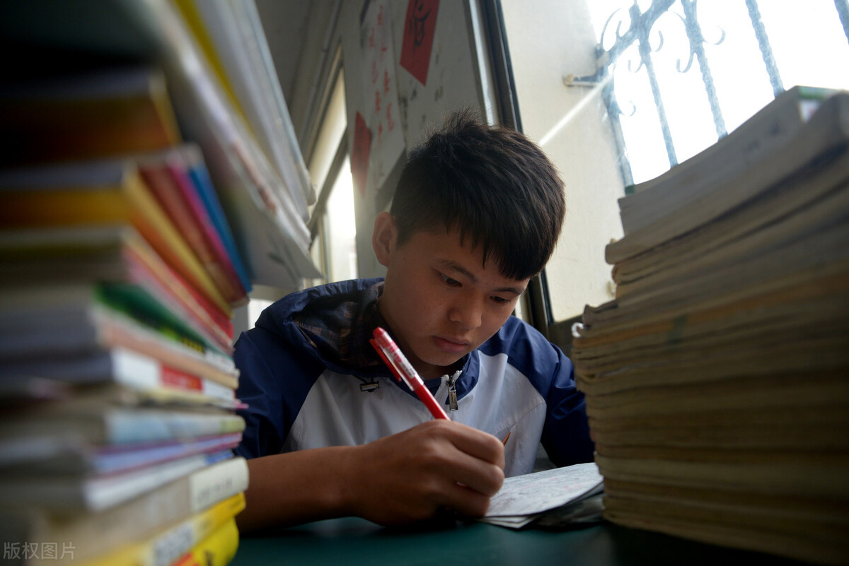 作为老师如何对待成绩差的学生,孩子成绩差怎么和老师沟通的句子