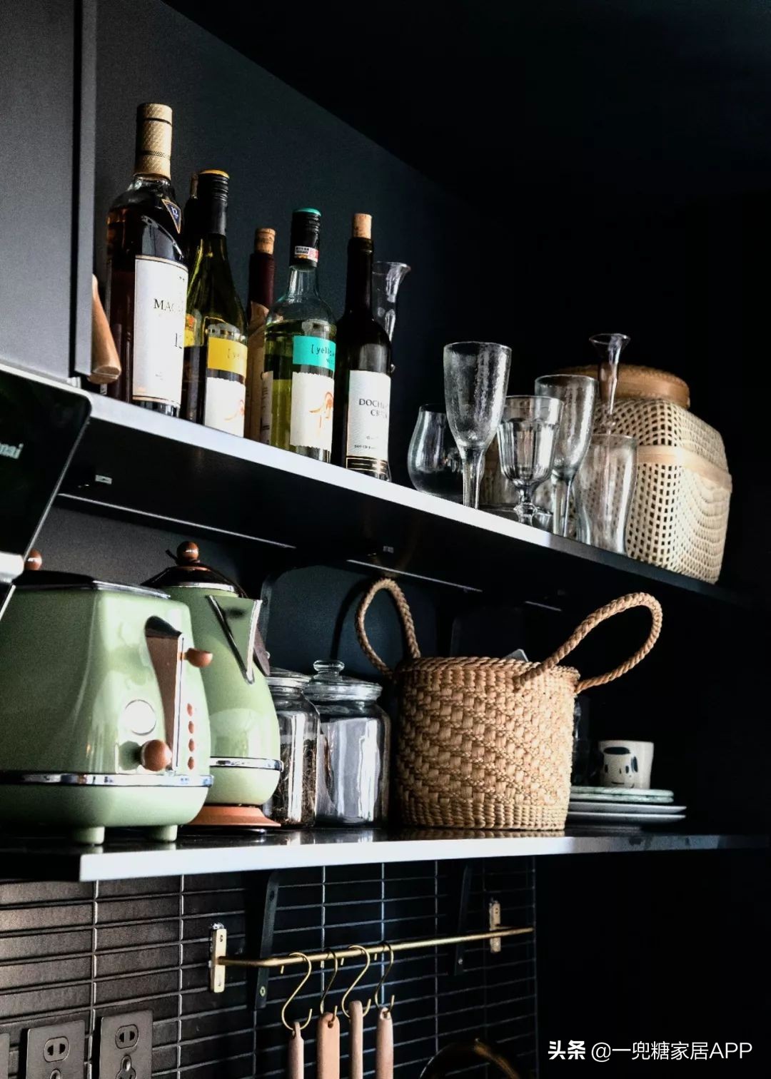 黑色直纹橱柜装修效果图,入门玄关橱柜效果图