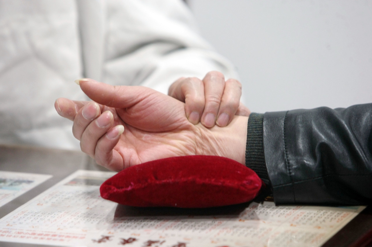 慢性腹泻5年了手脚冰凉便不成形,腹痛腹泻手脚冰凉咋回事