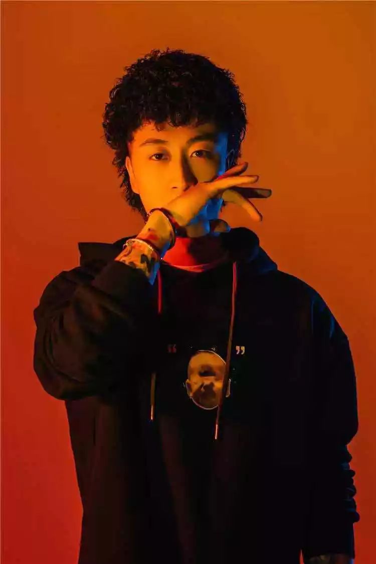 他是红花会的幕后“大管家”,音乐和生意做到了两开花