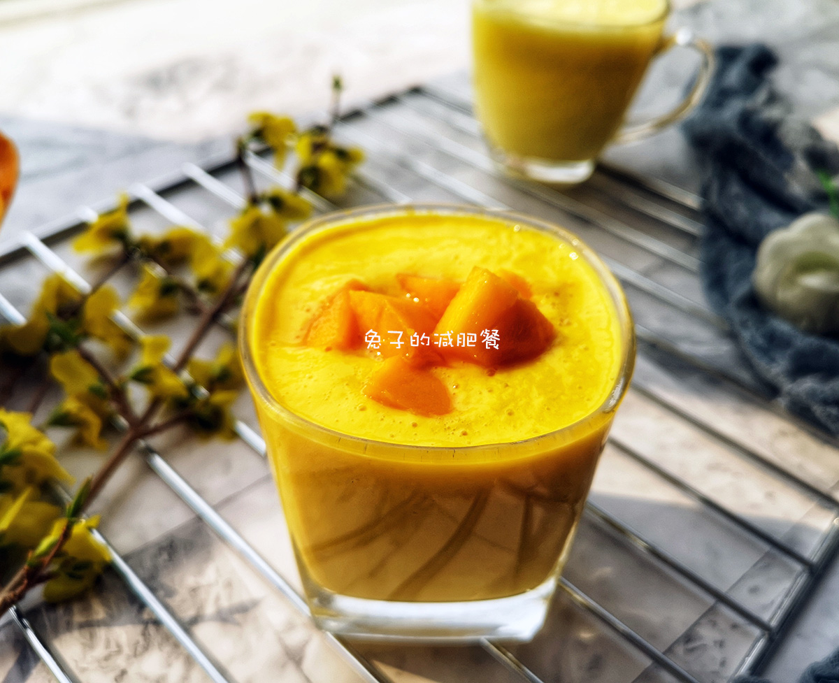 芒果里加2盒酸奶，一切一拌，无油无糖，孩子每天喝1杯，能量满满