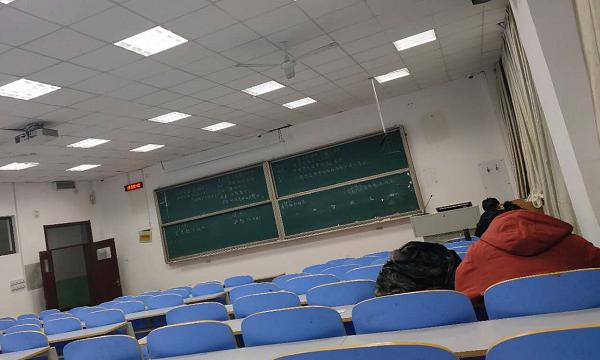 家里供一个大学生每年需要多少钱,普通家庭培养大学生四年花多少钱