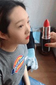 这只鹦鹉一直以为他是一只猴,所以每天都在重复做这个动作