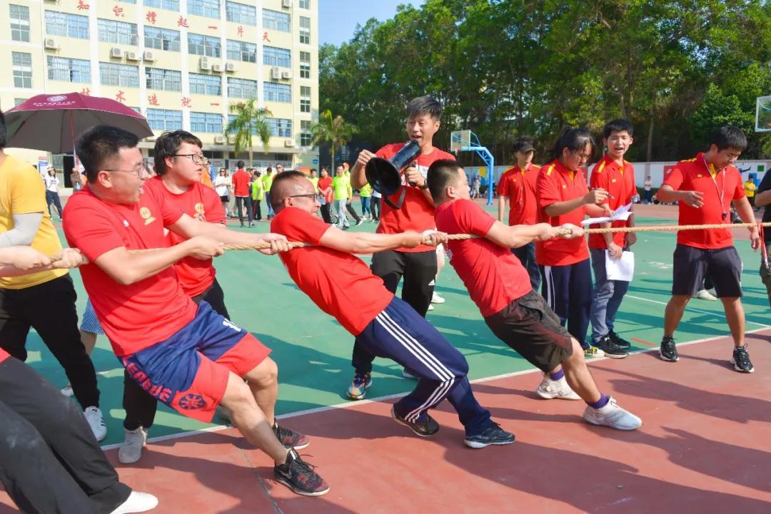 “老师，你拔河的样子真美！”“谁拍的赶紧撤！！！”