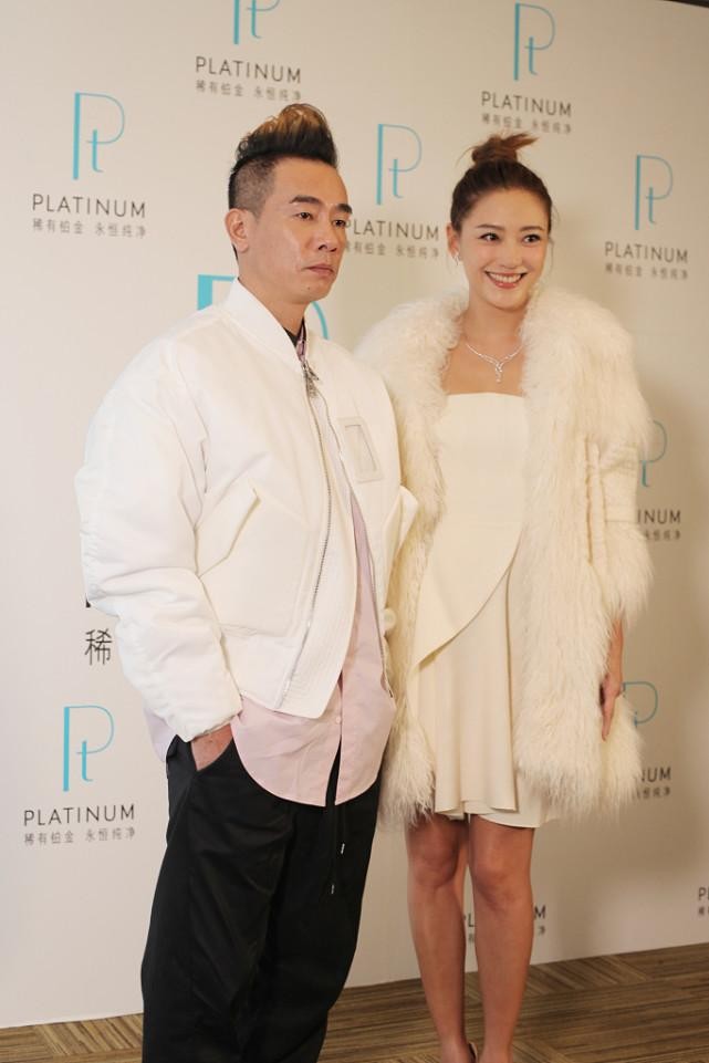 情侣出门都很装,情侣出门玩穿什么情侣装