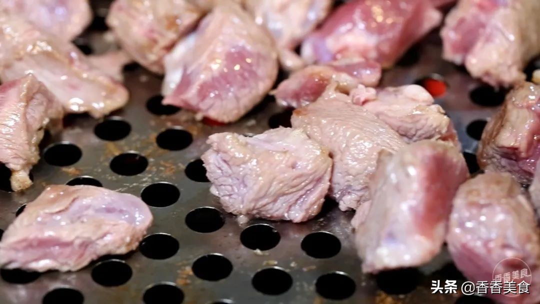 人山人海来吃肉,大哥小弟都说香