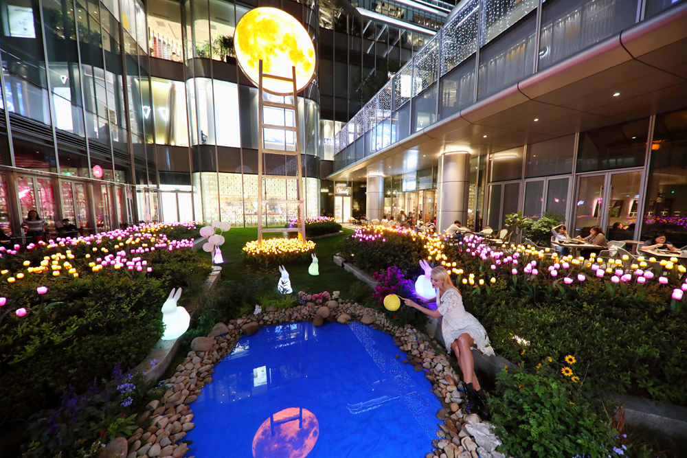 国际级艺术大师的巨型皓月艺术装置登陆上海OneITC商场