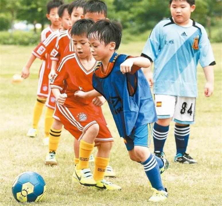 为了孩子长高每天炖大骨头汤,为了孩子长高家长容易么