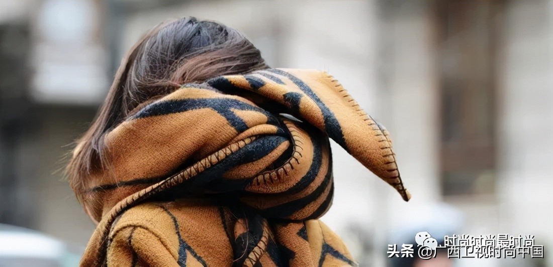 是时候让围巾来“盘活”你的整个衣柜了