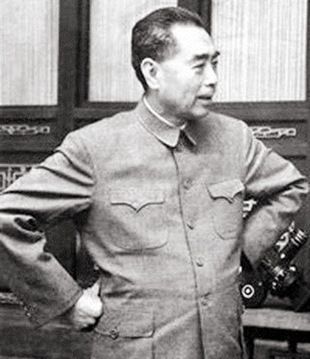 记者故意刁难周总理:为何要用美产钢笔?他的回答让记者羞愧