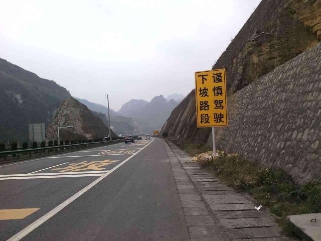 车辆下坡突然熄火怎么处理,车子下坡时熄火怎么办