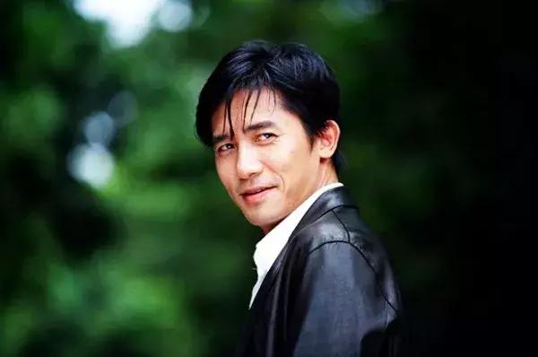 乔布斯、扎克伯格、梁朝伟都爱极简主义，生活越简单，精神越富有