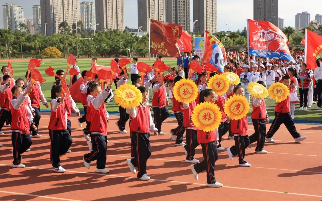 小学秋季田径运动会报道,运动少年展英姿